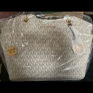 Teacher Appreciation Gift.  We couldn’t forget ☺️